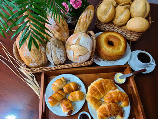 Delicious coffe table composed of wonderful artisan breads of natural fermentation, orange cake, croissant and hot dog. Great reason to gather friends and family around the table. 