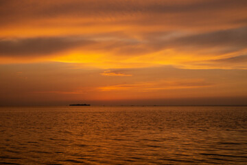 Obraz premium orange sunset at the sea