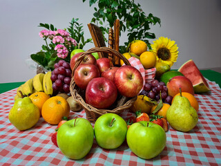 Apples, red and green, which, besides being beautiful and wonderful, are very delicious, juicy and healthy. All exposed in a beautiful basket for a pleasant picnic.