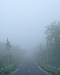 ニセコ連峰の霧の峠道（Niseko mountain range fog pass）