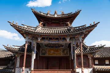 Obraz premium February 2019. Shaxi. Halfway between Dali and Lijiang, between the fields and mountains of Yunnan, a stop in the village of Shaxi is like taking a magnificent journey through time.