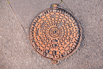 Bouche d'égout dans la rue