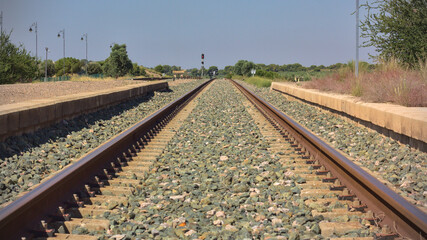 paisaje árido visto desde las vías del tren,  punto de vista de las vías del tren
