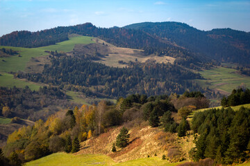 Fototapeta na wymiar Pienins Mountains in autumn. View from near Wysoki Wierch (Slachtovsky vrch) mountain toward west (Czerwony Klasztor, Cerveny klastor).