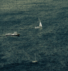 Barche sul mare di sera, di varia stazza e tipologia, per quadretti e comunicazione