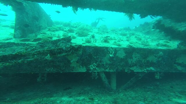 Epave en plong&eacute;e sous marine aux &icirc;les Gili, Indon&eacute;sie 