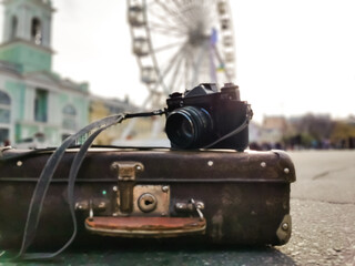Fototapeta premium Vintage Retro Ferris Wheel travel suitcase