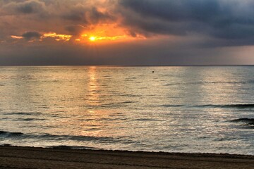 Obraz premium Sunrise on the beach in Arenales del Sol, Alicante