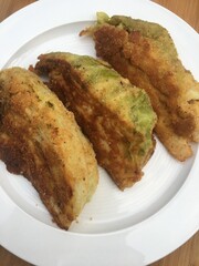 Weißkohl paniert. Wirsing gebraten.