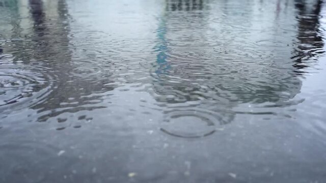 【スローモーション】雨　水溜り　すれ違い