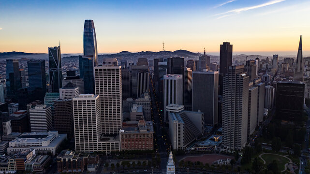 Sunset over San Francisco Financial District © Ebz