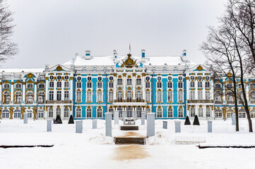 Fototapeta na wymiar It's Winter panorama of The Catherine Palace is a Rococo palace located in the town of Tsarskoye Selo (Pushkin), 25 km south-east of St. Petersburg, Russia.