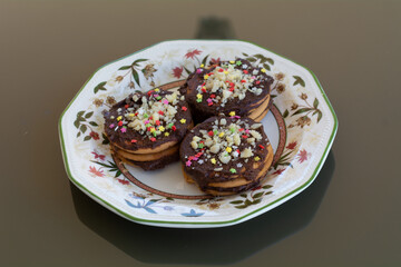 Tarta de la abuela, con galletas, chocolate y almendras