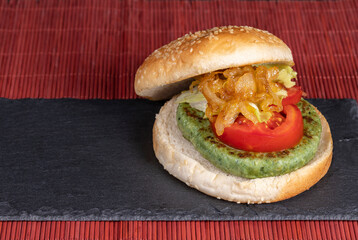 Vegan or vegetarian burger with spinach and potatoes. Healthy low calorie food, nutritious, with antioxidants, rich in folic acid and that improves intestinal transit. Ideal to take care of yourself