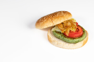 Vegan or vegetarian burger with spinach and potatoes. Healthy low calorie food, nutritious, with antioxidants, rich in folic acid and that improves intestinal transit. Ideal to take care of yourself