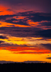 Farbenprächtiges Abendrot nach einem Regenschauer im Juni (Standort BaWü, Deutschland)