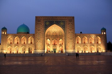 サマルカンドのレギスタン広場の夜景