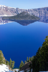 Obraz premium Crater Lake National Park in early spring