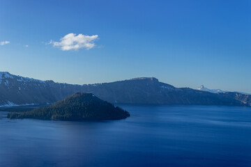 Fototapeta premium Crater Lake National Park in early spring