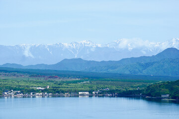 Fototapeta na wymiar 展望台から眺める新緑の山中湖湖畔と南アルプス連峰