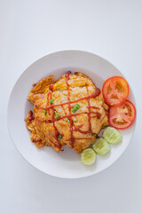 Rice topped with Thai style pork omelette, sidedish with sliced tomatoes and cucumber