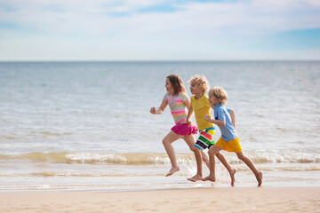 Naklejka premium Kids play on tropical beach. Sand and water toy.
