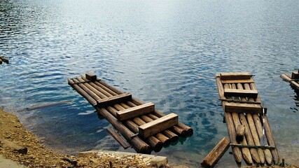 Fototapeta premium lanchas en un lago azul 