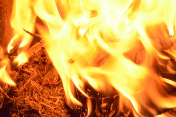 con el viento se aviva el fuego