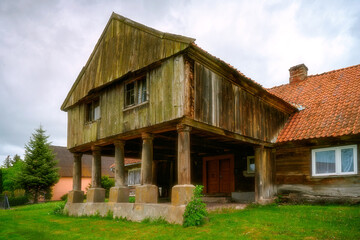 Obraz premium Poland, the land of Zuławy, Pomeranian Voivodeship, an old arcaded house built by Dutch settlers in the 17th century