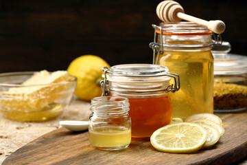miele con limone e zenzero sfondo rustico