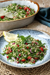 couscous con prezzemolo cipolla e pomodoro