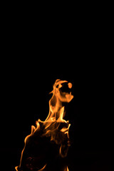 暗闇の夜に燃える炎の形