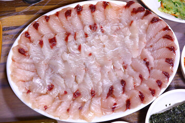 한국의 맛있는 음식인 방어회 이다.