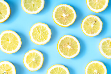 Obraz premium Collection of fresh yellow lemons slice isolated on blue background.