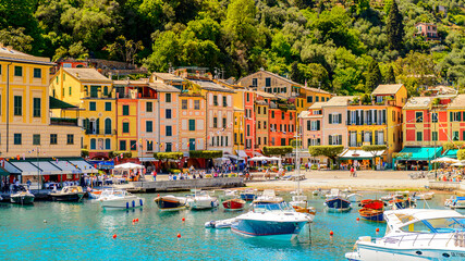 Obraz premium To Portofino, włoska wioska rybacka, prowincja Genua, Włochy. Kurort wakacyjny z malowniczym portem, odwiedzany przez sławnych i artystycznych gości.