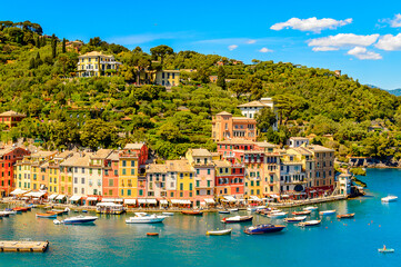 Fototapeta na wymiar It's Panoramiv view of Portofino, is an Italian fishing village, Genoa province, Italy. A vacation resort with a picturesque harbour and with celebrity and artistic visitors.