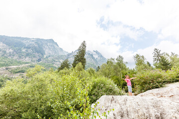 Fototapeta na wymiar little girl looking to italy mountains
