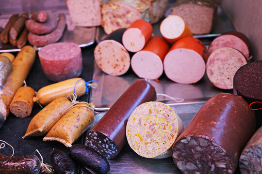 Wursttheke in einer Metzgerei
