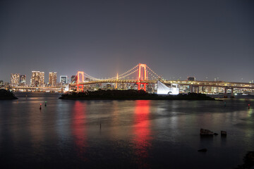 Fototapeta na wymiar 新型コロナウイルス感染拡大で「東京アラート」発動　赤くライトアップされるレインボーブリッジ