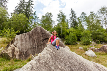 Fototapeta premium little girl looking to italy mountains