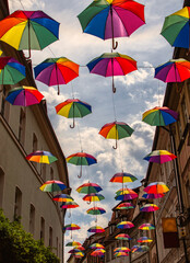 Fototapeta na wymiar Bunte Schirme in der Altstadt von Bamberg