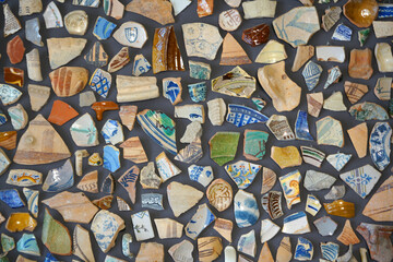 Keramikscherben als Mosaik