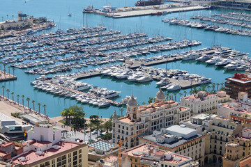 Blick auf den Hafen von Alicante