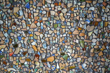 Keramikscherben als Mosaik