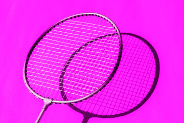 Imagen moderna y colorida de un set de badminton con raquetas y proyectil de plumas blanco