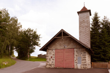 Fototapeta premium Wandern Sie entlang der gurgelnden Ysper, vorbei an mächtigen Granitformationen, Kaskaden und imposanten Wasserfällen. Im oberen Teil des leichten Abstiegsweges beschenkt Sie ein Aussichtspunkt mit ei