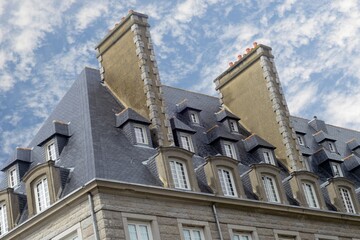 Toit avec des fenêtres et des lucarnes
