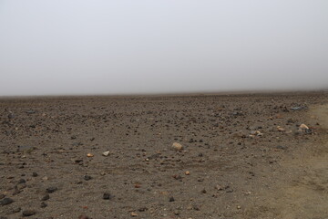 Plaine volcanique sous la brume, parc Tongariro, Nouvelle Zélande	