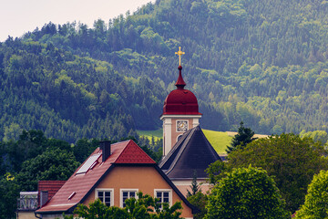 Wandern Sie entlang der gurgelnden Ysper, vorbei an mächtigen Granitformationen, Kaskaden und imposanten Wasserfällen. Im oberen Teil des leichten Abstiegsweges beschenkt Sie ein Aussichtspunkt mit ei