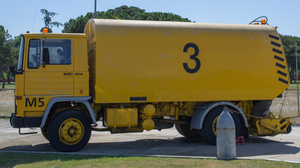 samochód szczotki ciężarowy żółty duży - obrazy, fototapety, plakaty